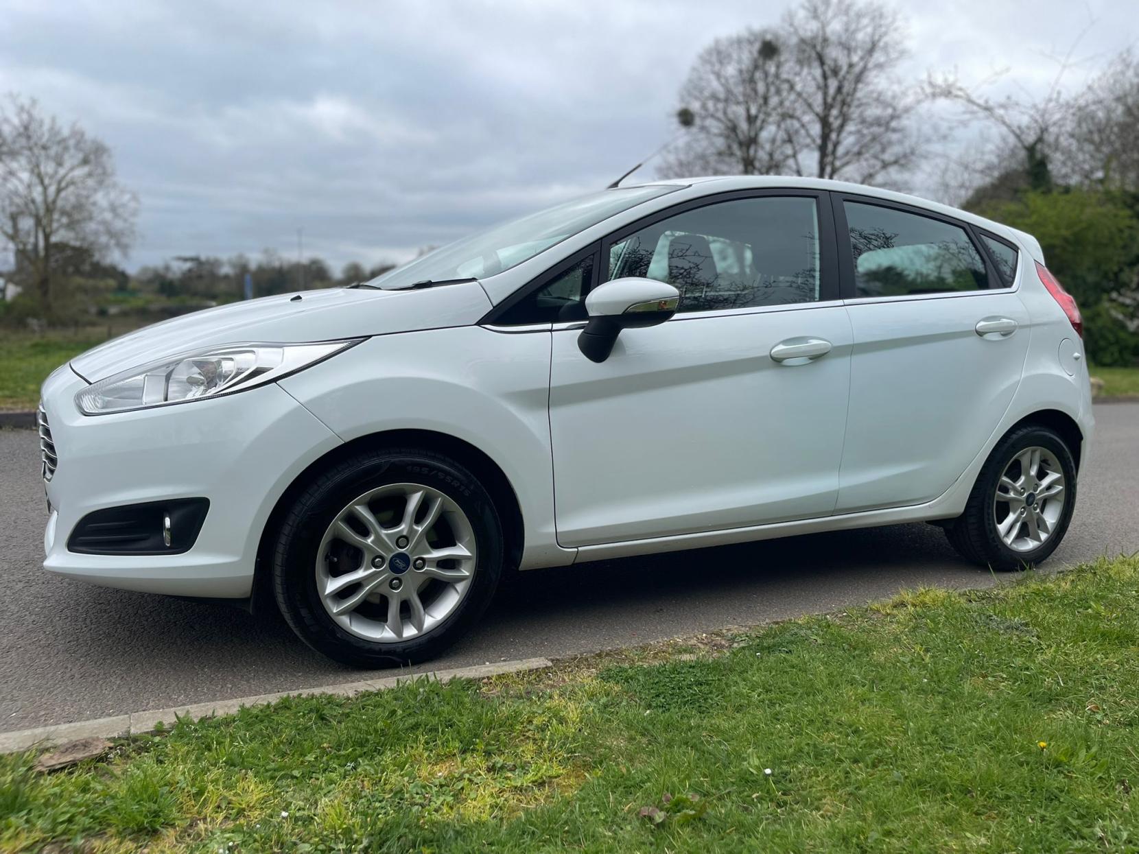 Ford Fiesta 1.0T EcoBoost Zetec Hatchback 5dr Petrol Manual Euro 5 (s/s) (100 ps)